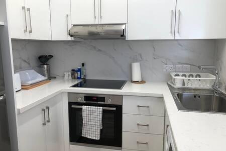 Kings Palace - Superb 2 Bed Ground Floor Apartment Paphos Exterior foto